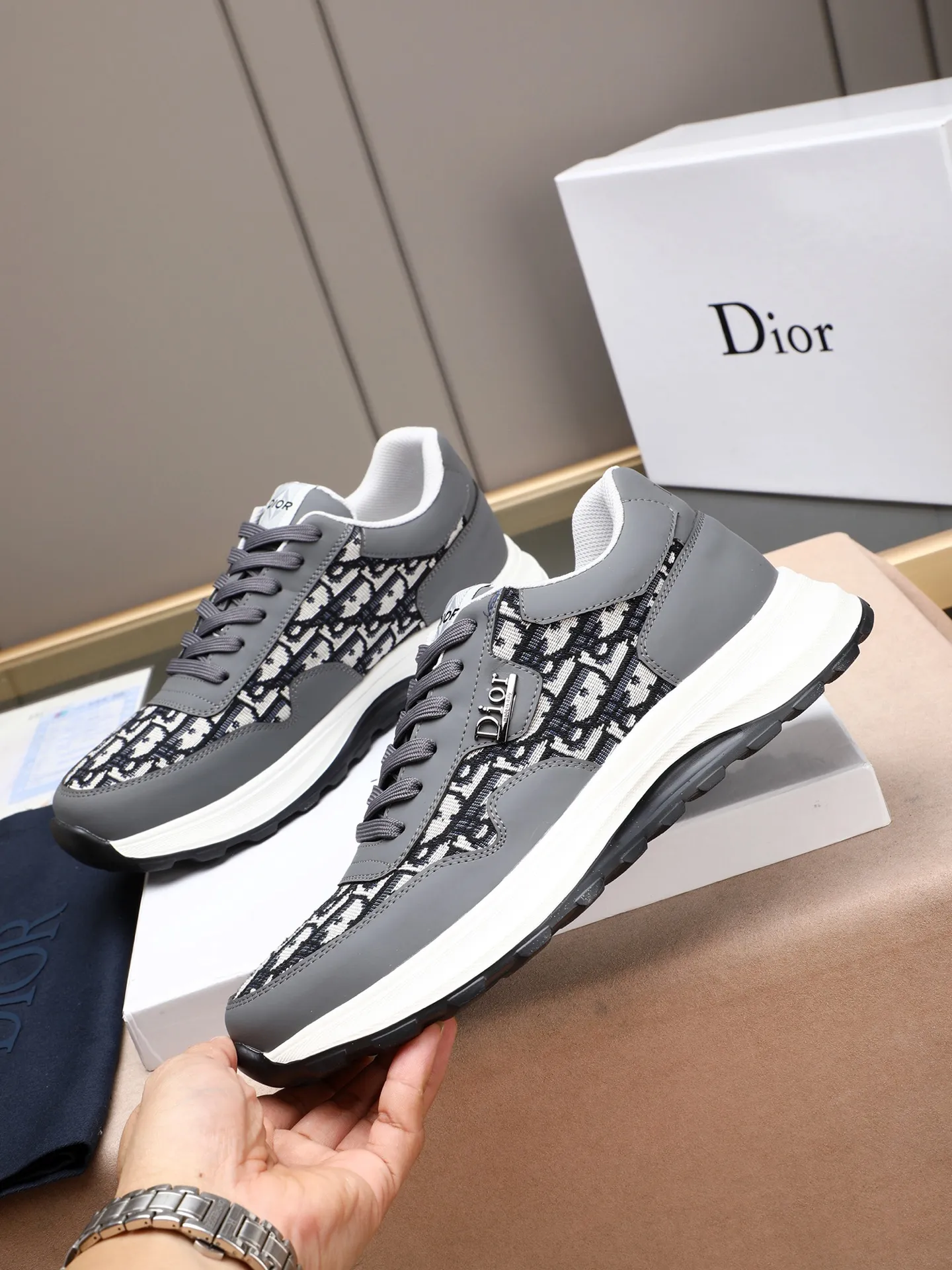 🆕🆕🆕Men's Shoes💰P460 Dior's avant-garde and versatile fashionable men's shoes are privately modeled, calfskin stitched with Dior's special waterproof fabric, fashionable, simple, stylish, eye-catching and classy. It will subvert old ideas and be a must-have for fashionistas who want to spend time with you! Must keep it for yourself! High-end comfort but low-end, high-end quality workmanship. Code number: 38-44 (45 customized) 4 colors for your choice [kiss][kiss][kiss]